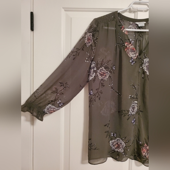 🌟3 for $25-Green floral button up blouse - Picture 2 of 7